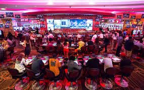 Antarmuka permainan CQ9 dengan meja blackjack live dan dealer profesional